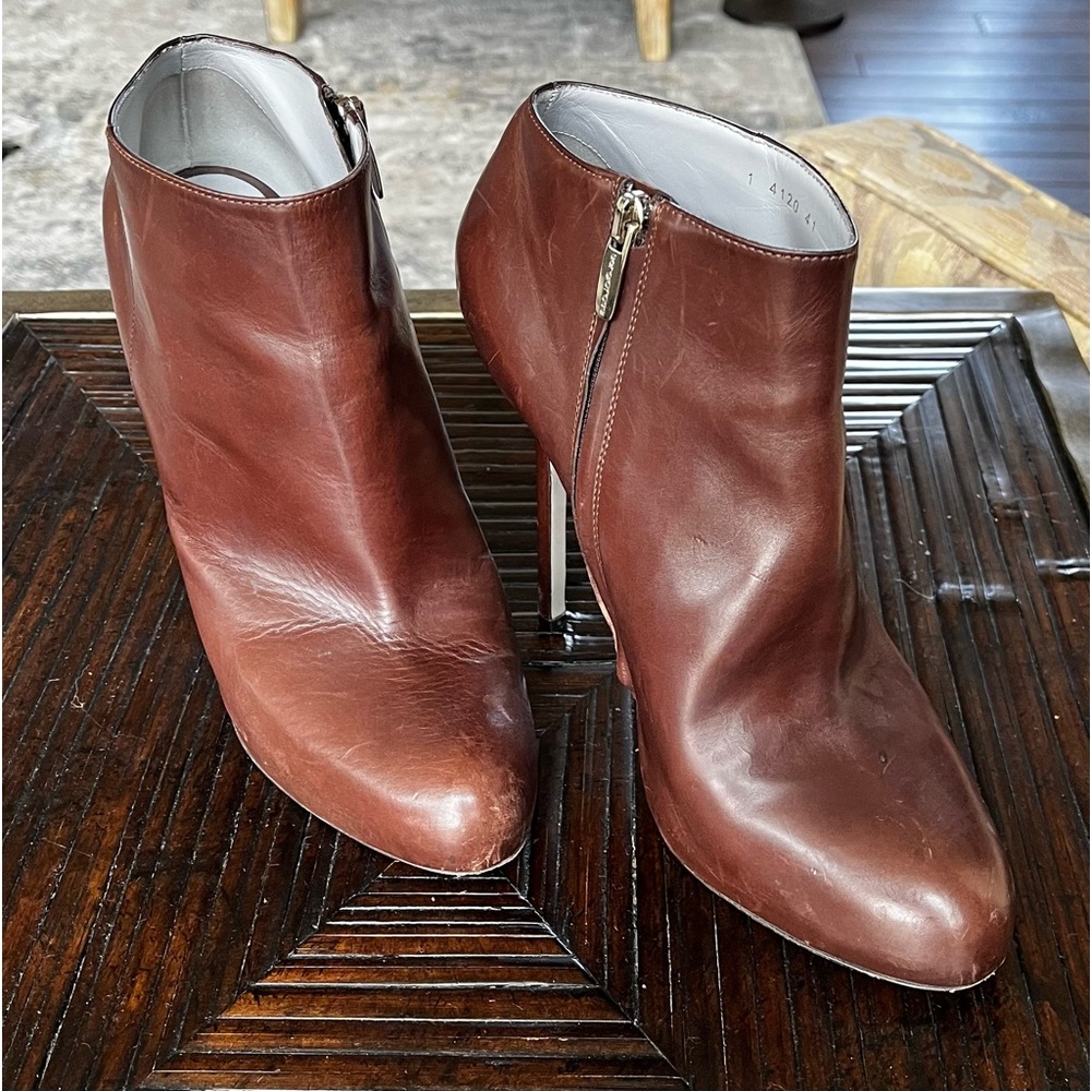 SI Rossi  Brown leather booties.